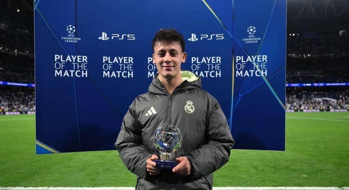 阿贾克斯球迷现场燃放视频 阿贾克斯球迷现场燃放视频