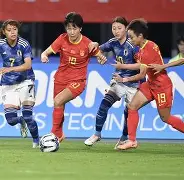 女足比赛中,中国队员李某表现出色,助球队取胜了